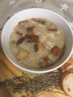 Una foto de Sopa de tomillo, la típica sopa de nuestras abuelas que combate cualquier resfriado