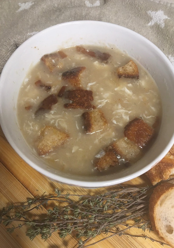 Una foto de Sopa de tomillo, la típica sopa de nuestras abuelas que combate cualquier resfriado