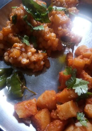 સાબુદાણાની ખીચડી & બટેકા નું સૂકું ફરાળી શાક રેસીપી મુખ્ય ફોટો