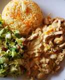 Strogonoff de cerdo con arroz y ensalada