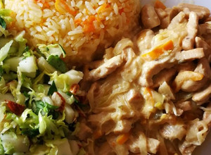 Una foto de Strogonoff de cerdo con arroz y ensalada