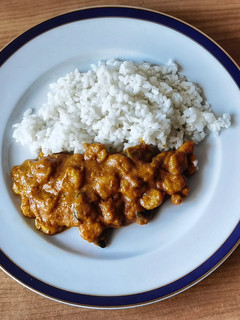 Una foto de Curry de gambas con arroz