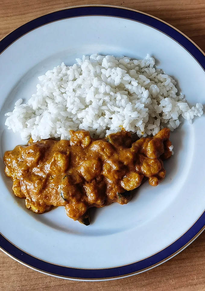 Una foto de Curry de gambas con arroz