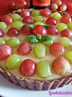 Una foto de Tarta de uvas y crema de vino dulce
