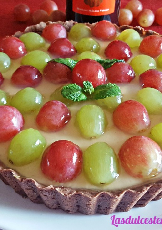 Una foto de Tarta de uvas y crema de vino dulce