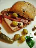 Pan de olivas con ventresca de atún y anchoas