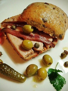 Una foto de Pan de olivas con ventresca de atún y anchoas