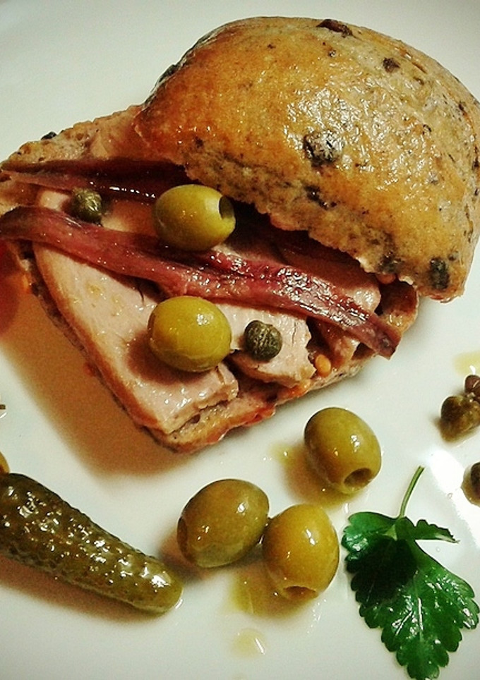 Una foto de Pan de olivas con ventresca de atún y anchoas