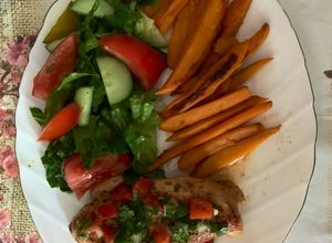 Una foto de Pechuga de pollo con salsa chimichurri
