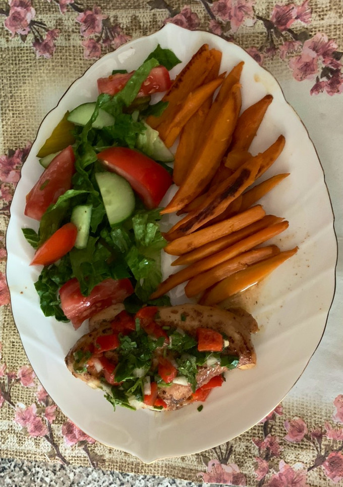 Una foto de Pechuga de pollo con salsa chimichurri
