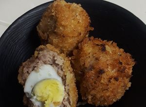 Hình của món Trứng cút bọc thịt chiên xù.
