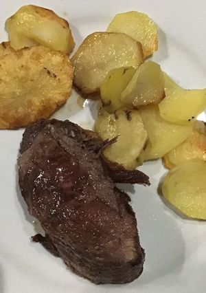 Una foto de Colita de cuadril con papas al horno