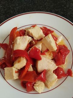 Una foto de Pechugas de pollo con pimientos morrones