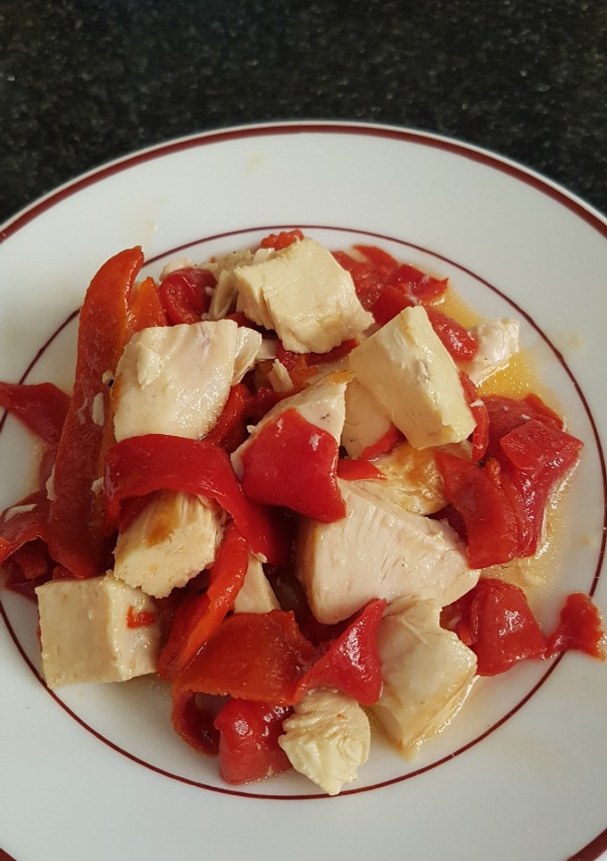 Una foto de Pechugas de pollo con pimientos morrones