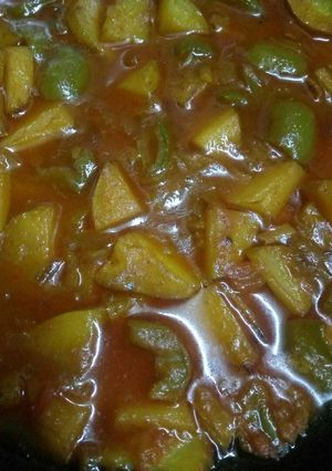 A picture of Shimla mirch and aloo with gravy.
