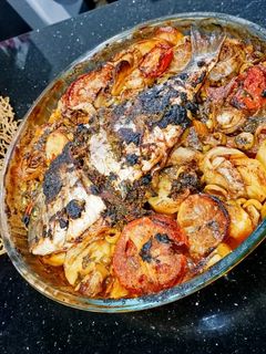 صورة لوصفة سمك في الفرن بالزيتون وخضار🐟