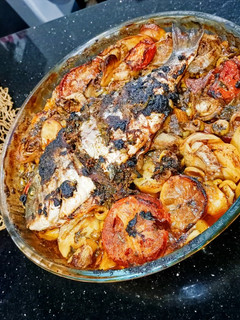 صورة لوصفة سمك في الفرن بالزيتون وخضار🐟