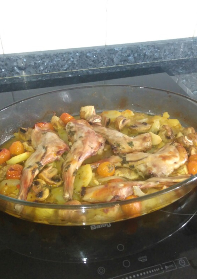 Una foto de Conejo al horno con guarnición de patata y verdura