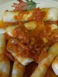 Guanimos de maíz con bacalao y cebolla en salsa