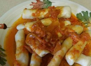 Una foto de Guanimos de maíz con bacalao y cebolla en salsa