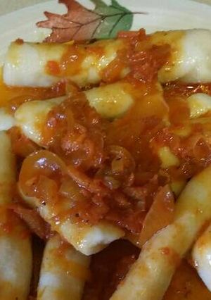 Una foto de Guanimos de maíz con bacalao y cebolla en salsa