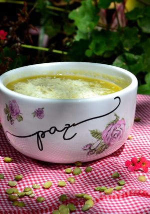Una foto de Sopa crema de arvejas partidas🙂
