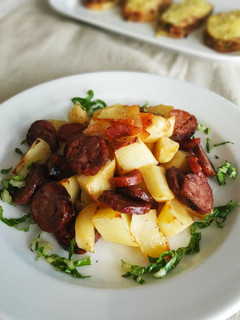Una foto de Patatas horneadas con chorizo y chistorra asadas a la parrilla