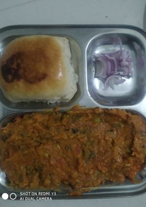 પાવ ભાજી (Pav Bhaji Recipe In Gujarati) રેસીપી મુખ્ય ફોટો