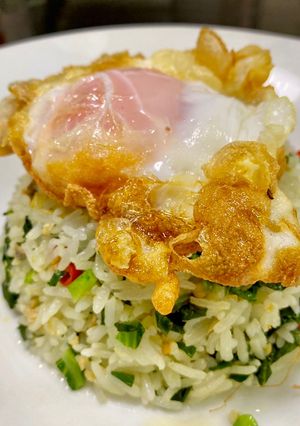 รูปของ ข้าวผัดคะน้าปลาเค็ม ไข่ดาวกรอบ