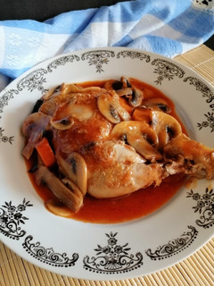 Una foto de Pollo con champiñones
