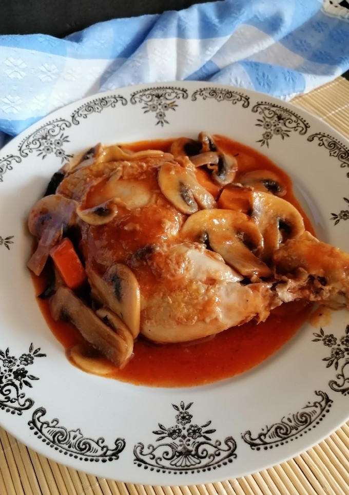 Una foto de Pollo con champiñones