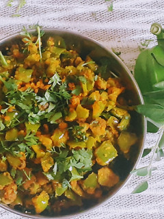 बेसन सिमला मिरची भाजी (besan shimla mirchi bhaji recipe in marathi) रेसिपी चे मुख्य फोटो
