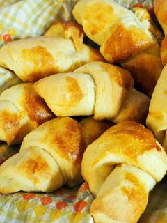 Burgonyás kelt tészta- pihe-puha kiflik recept fotója