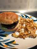 Hamburguesas caseras en salsa BBQ con papas
