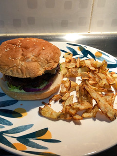 Una foto de Hamburguesas caseras en salsa BBQ con papas
