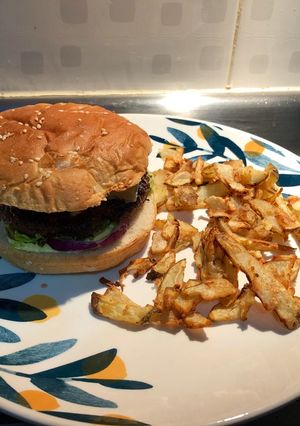 Una foto de Hamburguesas caseras en salsa BBQ con papas