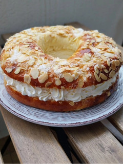 Una foto de Roscón de Reyes 2025 v2: Con almendra y azúcar y relleno de nata