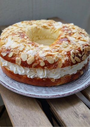 A picture of Roscón de Reyes 2025 v2: With Almonds, Sugar, and Whipped Cream Filling.