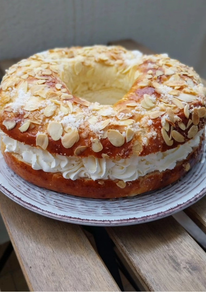 Una foto de Roscón de Reyes 2025 v2: Con almendra y azúcar y relleno de nata