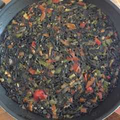 Una foto de Paella de fideos negros