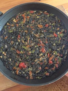 Una foto de Paella de fideos negros