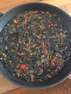 Una foto de Paella de fideos negros