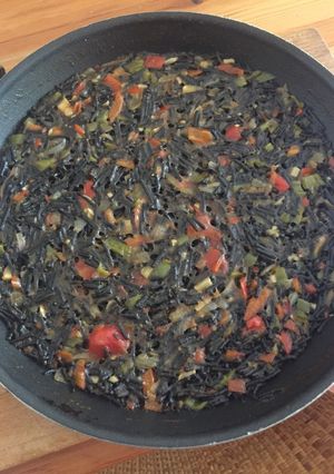 Una foto de Paella de fideos negros