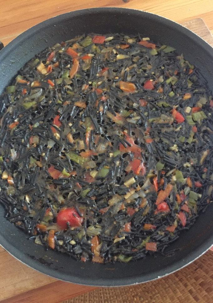 Una foto de Paella de fideos negros