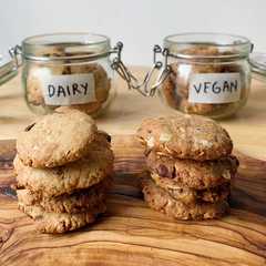 รูปของ Kue Kering Okara (ampas kedelai) versi Vegan dan non-vegan