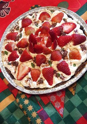 Una foto de Chocotorta frutillas y crema 🍰