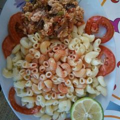 A picture of Makoroni and eggs.