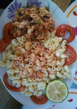 A picture of Makoroni and eggs.