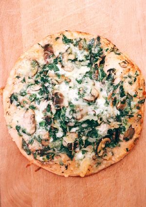 Une photo de Pizza moelleuse épinards champignon et mozzarella