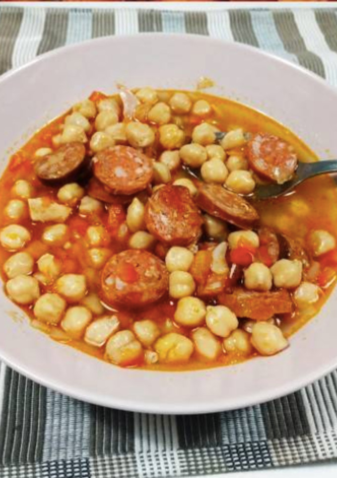 Una foto de Potaje de garbanzos con chorizos colorados